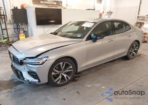 2024 Volvo S60 B5 Plus Dark Theme z USA, uszkodzony, nr VIN 7JRL12TL6RG317749